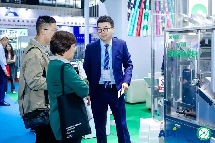 展會上業(yè)務經(jīng)理對客戶講解產(chǎn)品.jpg 展會上業(yè)務經(jīng)理對客戶講解產(chǎn)品.jpg