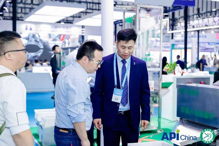 展會帶客戶講解檢重秤.jpg 展會帶客戶講解檢重秤.jpg