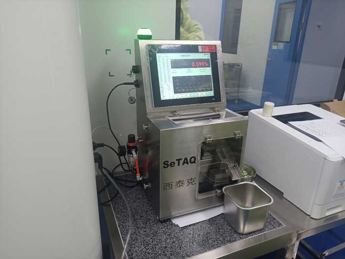 高精度膠囊片劑檢重秤工作現(xiàn)場.jpg 高精度膠囊片劑檢重秤工作現(xiàn)場.jpg