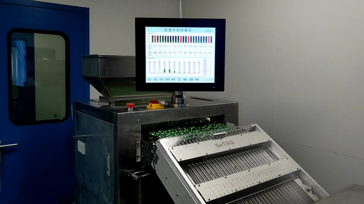 西泰克膠囊片劑檢重秤稱重現(xiàn)場