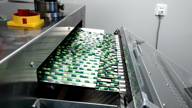 西泰克三臺膠囊秤同時工作現(xiàn)場