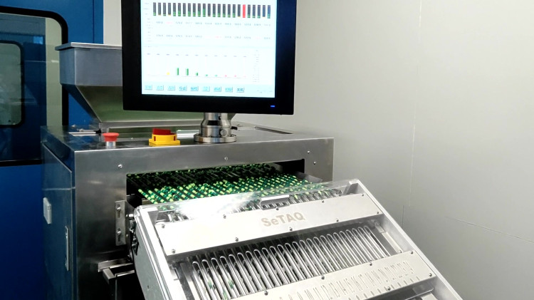 膠囊檢重秤30萬粒/小時稱重現(xiàn)場